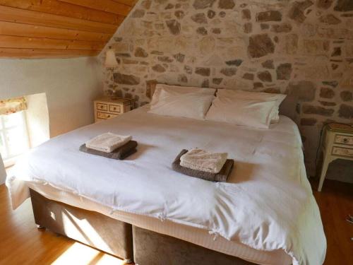 une chambre avec un grand lit avec deux serviettes dessus dans l'établissement 1-bedroom holiday apartment, à Négreville