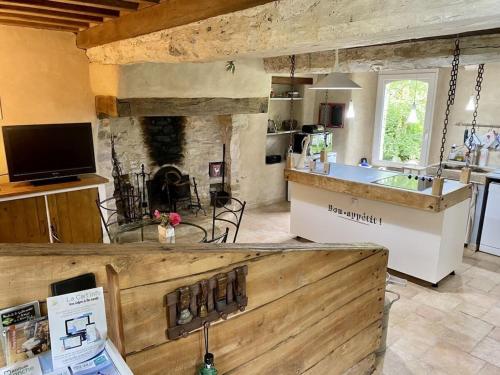 une grande cuisine avec un comptoir et une cheminée dans l'établissement Le Martin-Pêcheur Kingfishers, à Saint-Nicolas-de-Pierrepont