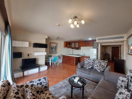 アインソフナにあるدوبلكسのソファとキッチンのあるリビングルーム