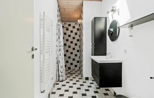 a bathroom with a black and white checkered floor at 3 Bedroom Lovely Home In Rødby in Rødby