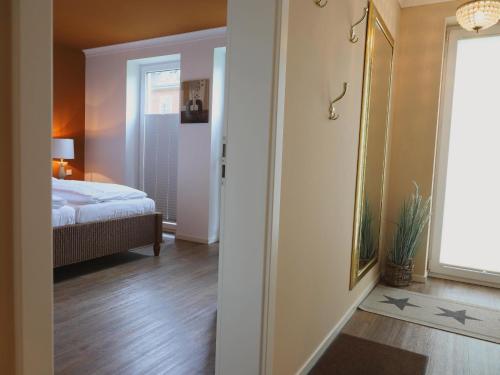 ein Schlafzimmer mit einem Bett mit Sternen auf dem Boden in der Unterkunft Bomhoffstr. 15, Whg. 4 in Westerland