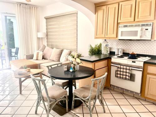 Η κουζίνα ή μικρή κουζίνα στο Mykonos 1BR apt recently remodeled next to beach big pool