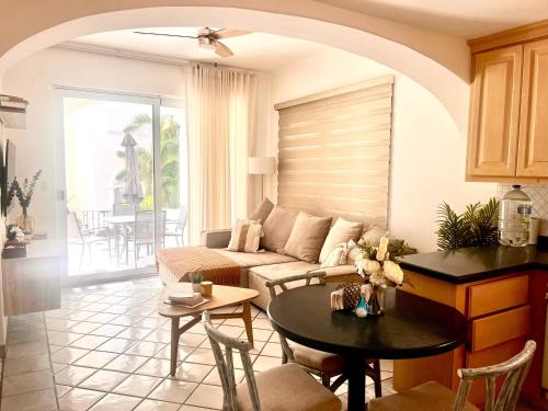 Χώρος καθιστικού στο Mykonos 1BR apt recently remodeled next to beach big pool
