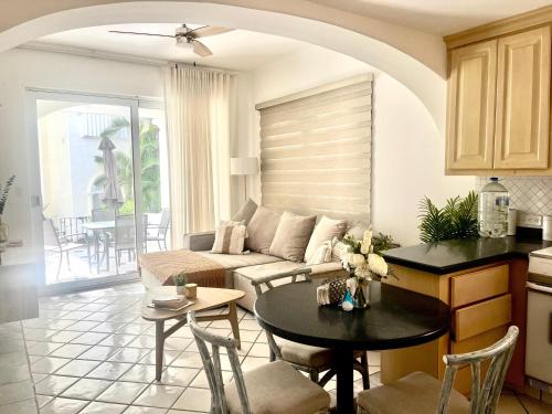 Χώρος καθιστικού στο Mykonos 1BR apt recently remodeled next to beach big pool