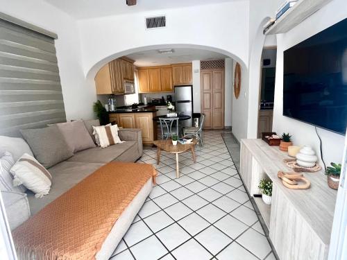 Η κουζίνα ή μικρή κουζίνα στο Mykonos 1BR apt recently remodeled next to beach big pool