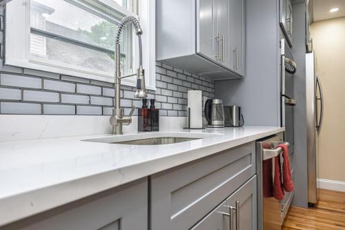 Una encimera de cocina con un fregadero y una ventana. en Extremely Spacious Home 10 Mins to The Encore, en Medford