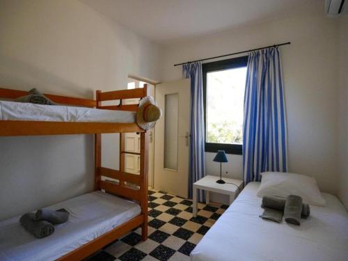 une chambre avec deux lits superposés et une fenêtre dans l'établissement Villa familiale climatisée à 5 min de la mer avec parking et Wifi - FR-1-728-17, à Sainte-Maxime