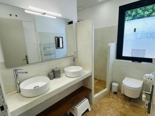 une salle de bain avec deux lavabos et un grand miroir dans l'établissement Villa familiale climatisée à 5 min de la mer avec parking et Wifi - FR-1-728-17, à Sainte-Maxime