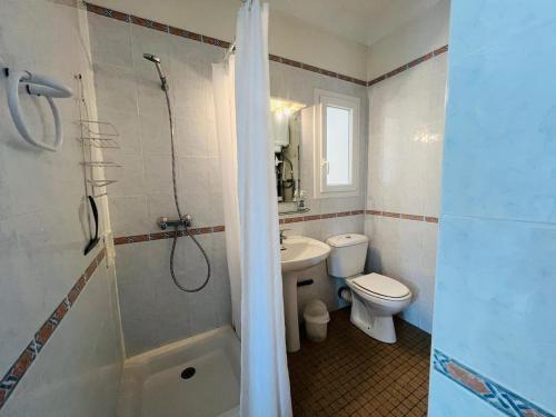 une salle de bain avec une douche, des toilettes et un lavabo dans l'établissement Charmant T2 à 2 pas de la plage, Argelès-sur-Mer - FR-1-309-396, à Argelès-sur-Mer