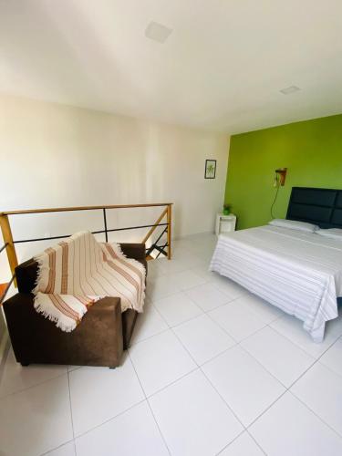 ein Schlafzimmer mit einem Bett und einer Couch darin in der Unterkunft Loft Luiz Gonzaga in Campina Grande