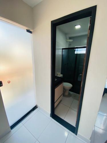 ein Bad mit einem Spiegel und einem WC in der Unterkunft Loft Luiz Gonzaga in Campina Grande