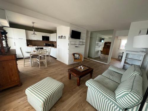 un salon avec un canapé et une table dans l'établissement Appartement T3 en Bord de Mer à Arcachon avec Parking Sécurisé - FR-1-374-235, à Arcachon