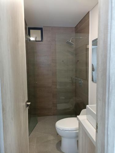 a bathroom with a toilet and a shower at Apartamento Moderno a Estrenar con Excelente Ubicación Santa Marta in Gaira