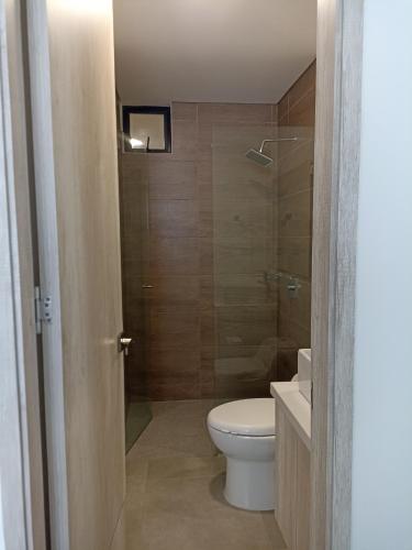 a small bathroom with a toilet and a shower at Apartamento Moderno a Estrenar con Excelente Ubicación Santa Marta in Gaira