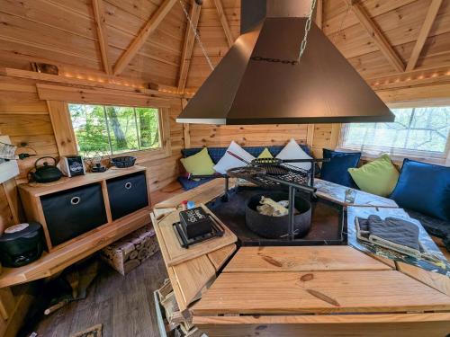 - une vue sur un salon dans une cabane en rondins dans l'établissement Séjour insolite en bord de Saône à Mantoche - FR-1-583-390, à Mantoche