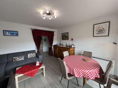 un salon avec une table et un canapé dans l'établissement T3 Climatisé avec Parking Privé, Proche Centre pour 4 Personnes - FR-1-701-94, à Valras-Plage