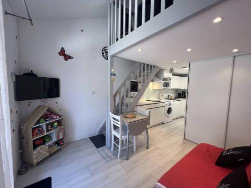 - une petite cuisine avec une petite table dans une chambre dans l'établissement Villa T1 avec Mezzanine et Parking Privé à Port Leucate, 4 Couchages - FR-1-81-641, à Port-Leucate
