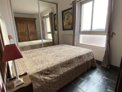 une chambre avec un lit et un grand miroir dans l'établissement Appartement 3 pièces neuf, climatisation, parking, centre-ville - FR-1-750-121, à Canet