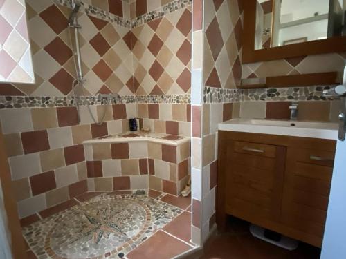une salle de bain avec douche et lavabo dans l'établissement Appartement 3 pièces neuf, climatisation, parking, centre-ville - FR-1-750-121, à Canet