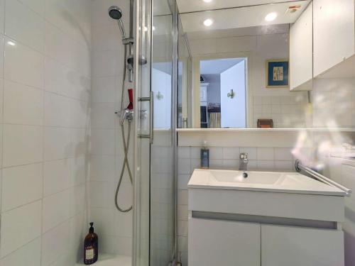 une salle de bain avec une douche, un lavabo et un miroir dans l'établissement Villa mitoyenne T3 rénovée pour 6 pers, proche plage, Cap d'Agde - FR-1-607-224, au Cap d'Agde