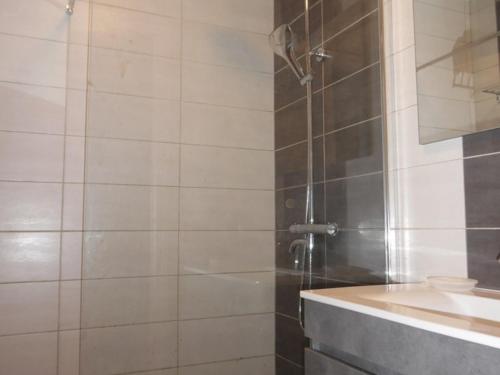 une salle de bain avec douche et lavabo dans l'établissement Deux-pièces climatisé face mer pour 4 personnes - FR-1-750-118, à Canet