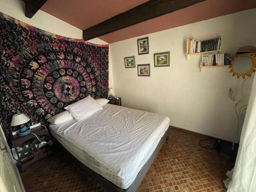 une chambre avec un lit avec un grand tableau mural dans l'établissement Charmant T2 proche plage, 4 pers., WIFI, parking - FR-1-607-223, au Cap d'Agde