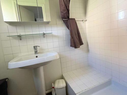 une salle de bain avec un lavabo et une douche dans l'établissement Charmant T2 proche plage, 4 pers., WIFI, parking - FR-1-607-223, au Cap d'Agde