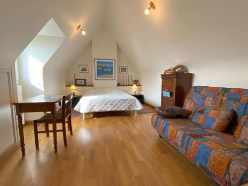 - un salon avec un canapé, un lit et un bureau dans l'établissement Grande maison familiale 11 pers. WIFI, proche port Perros-Guirec - FR-1-368-463, à Perros-Guirec