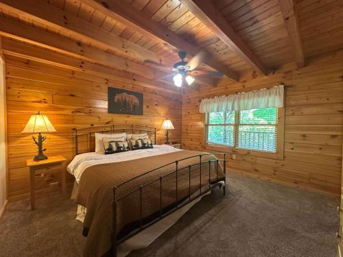 5 BDR for 20 with Hot Tub Pool Table & Lake Viewにあるベッド