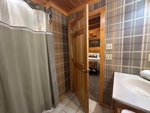 5 BDR for 20 with Hot Tub Pool Table & Lake Viewにあるバスルーム