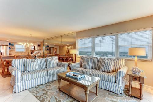 Зона вітальні в 7th Floor Corner property on the top floor with easy beach access Exclusive fishing pier