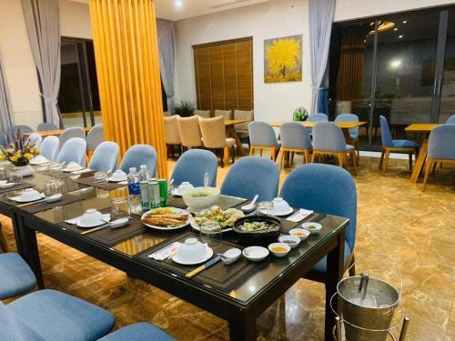 a dining room with a table and chairs at Ba Cơ Boutique Hotel & Restaurant in Phú Quí (2)