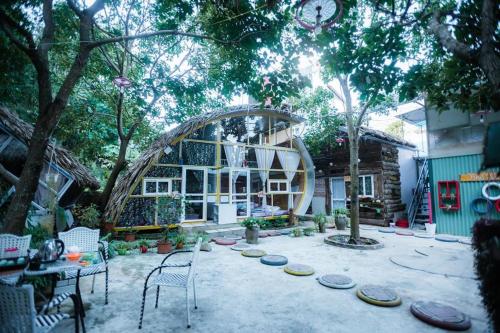 a patio with an arch in the middle of a yard at Homestay Gấu Smile - Mộc Châu in Sơn La