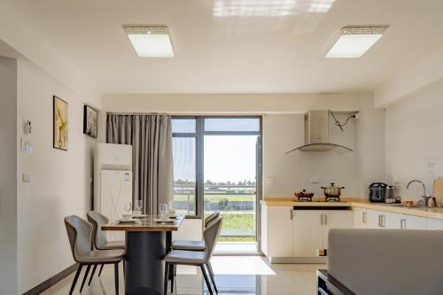 Kuchyň nebo kuchyňský kout v ubytování Ocean Breeze Apartment