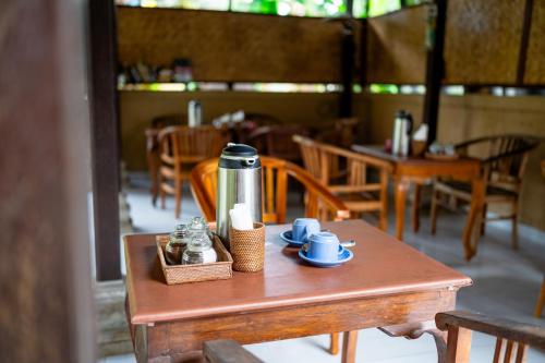 d'une table et d'une cafetière. dans l'établissement Rena House Ubud, à Ubud