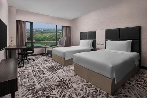 Ένα ή περισσότερα κρεβάτια σε δωμάτιο στο Crowne Plaza Shanghai Jinshan by IHG