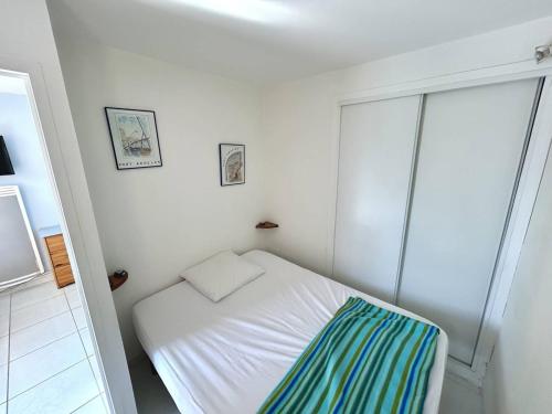 - une petite chambre avec un lit et une porte en verre dans l'établissement Charmant T2 à Argelès-sur-Mer avec Terrasse et Parking - FR-1-388-242, à Argelès-sur-Mer