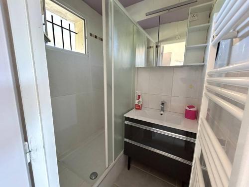 une salle de bain avec un lavabo et une douche dans l'établissement Charmant T2 à Argelès-sur-Mer avec Terrasse et Parking - FR-1-388-242, à Argelès-sur-Mer