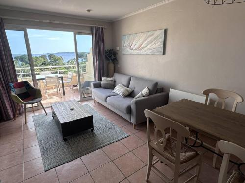 Photo de la galerie de l'établissement Appartement T2 avec terrasse et parking à deux pas de la mer aux Issambres - FR-1-768-122, à La Garonnette-Plage