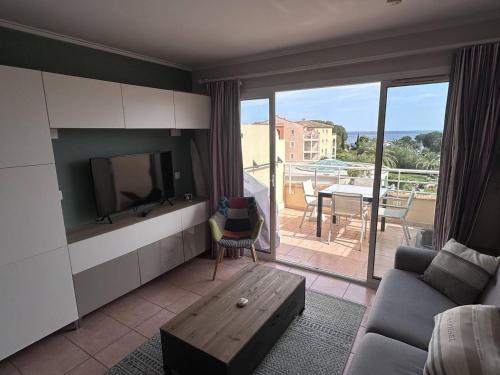 Photo de la galerie de l'établissement Appartement T2 avec terrasse et parking à deux pas de la mer aux Issambres - FR-1-768-122, à La Garonnette-Plage