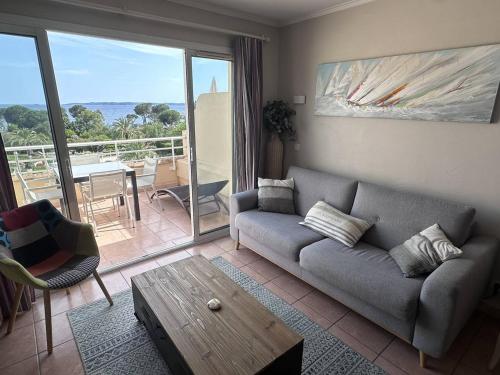 Photo de la galerie de l'établissement Appartement T2 avec terrasse et parking à deux pas de la mer aux Issambres - FR-1-768-122, à La Garonnette-Plage