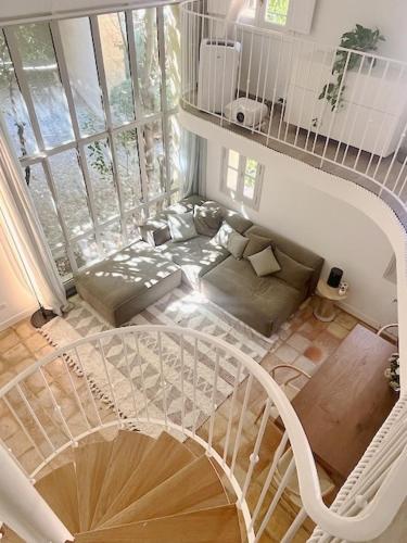 d'un salon avec vue sur un escalier en colimaçon. dans l'établissement LUXURY Enchanting Duplex Aix Center, à Aix-en-Provence