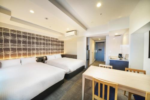 Postel nebo postele na pokoji v ubytování KOKO HOTEL Osaka Namba Sennichimae