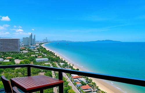 a view of the beach and ocean from a balcony at Pattaya Seaview Beachfront Skypool Copacabana Jomtien Condo in Jomtien Beach