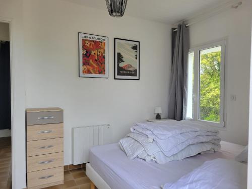 une chambre blanche avec un lit et une fenêtre dans l'établissement Maison proche plage, animaux admis, 8 pers à La Guérinière - FR-1-823-142, à La Guérinière