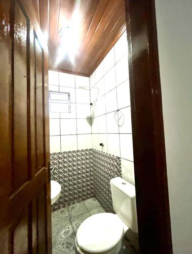 a bathroom with a toilet and a sink at Ap espaçoso prox aeroporto in Manaus