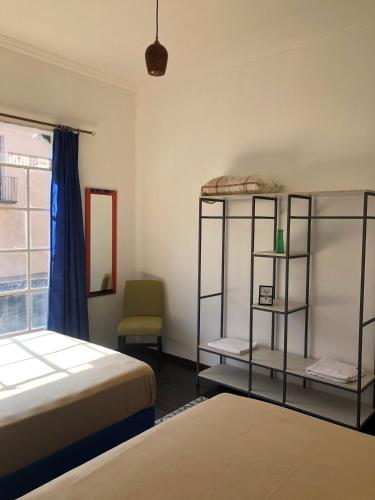 a room with two bunk beds and a window at Centro Histórico Inolvidable Puebla in Puebla