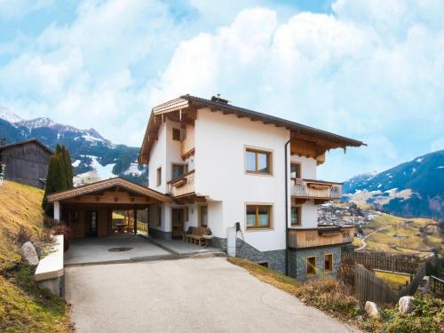 Gallery image of Chalet in Zillertal near Ski Bus Stop, cleaning included in Hainzenberg
