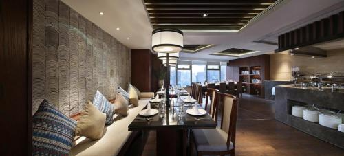 A restaurant or other place to eat at SSAW Boutique Hotel Hangzhou Wildwind