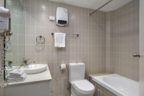 Ένα μπάνιο στο Lantern 34 - 2 Bedroom Terrace